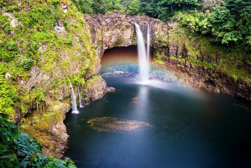 Slot dengan latar air terjun pelangi